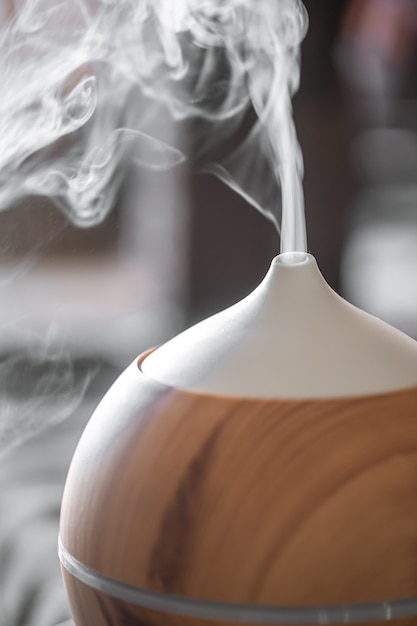 Фото Увлажнитель с диффузором аромата эфирного масла, распыляющим воду в воздухе.