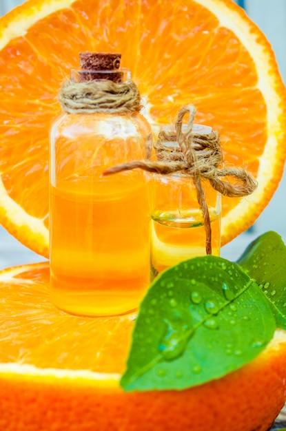 Фото Эфирное масло апельсина. выборочный фокус. природа.