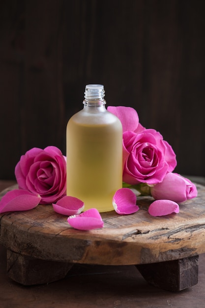 エッセンシャルオイルとバラの花のアロマセラピースパ香水