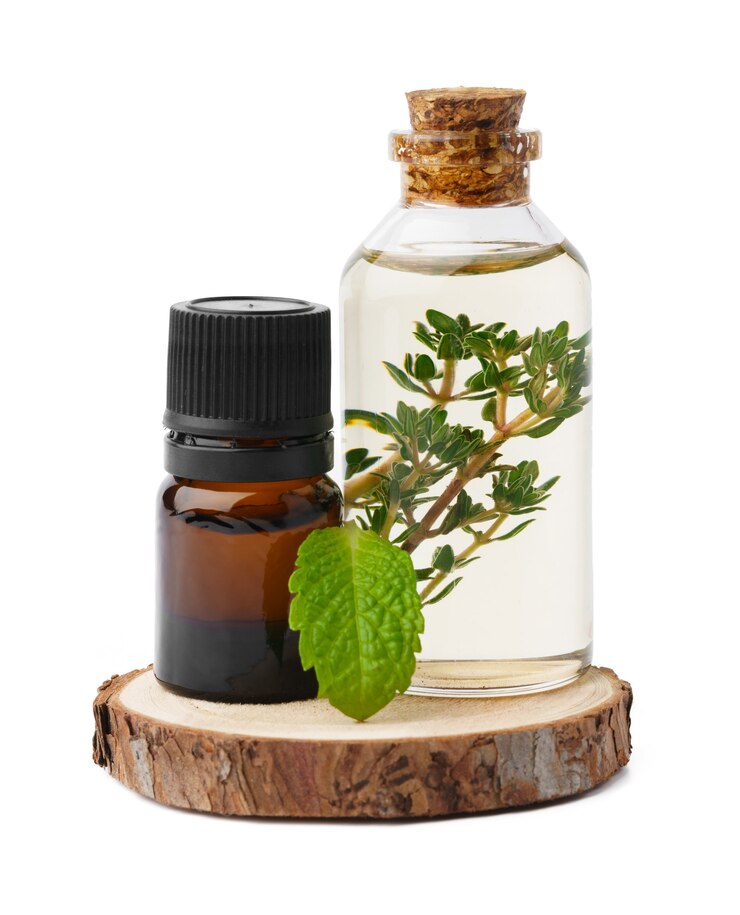 Photo essential oil in a small bottle with green leaf on white background