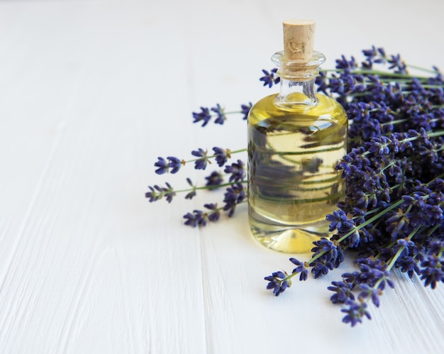 Foto olio essenziale con lavanda fresca