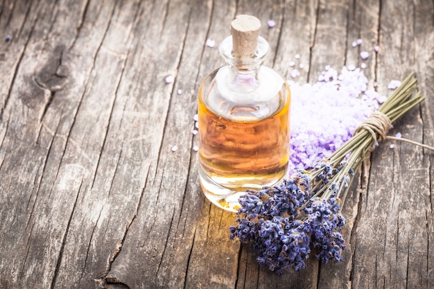 Olio essenziale con fiori di lavanda e sale marino - concetto di spa