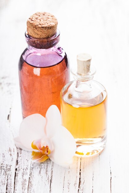 Foto olio essenziale con fiori di orchidea - concetto di spa