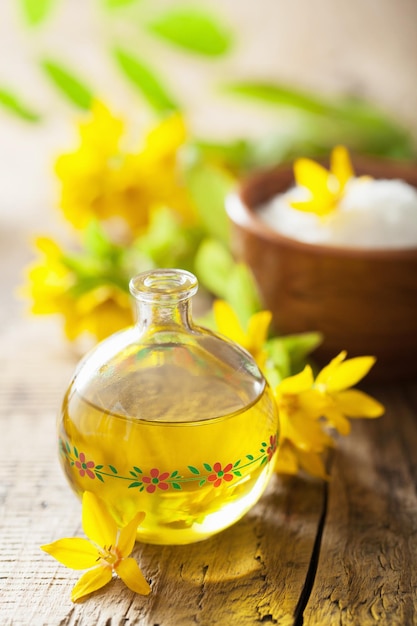 Olio essenziale e fiori gialli per spa