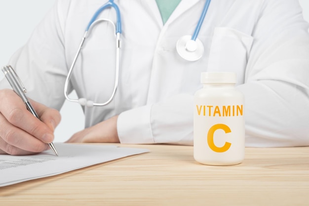 Незаменимый витамин С и минералы для человека. Врач рекомендует принимать витамин С. Врач рассказывает о преимуществах витамина С. Витамин С. Концепция здоровья