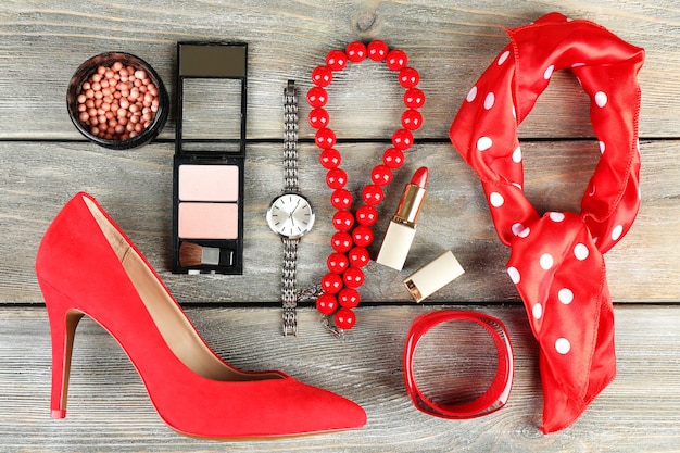 Foto essentials moda donna oggetti su legno