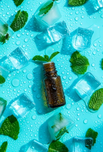 Essentiële olie van pepermunt met ijsblokjes Selectieve focus