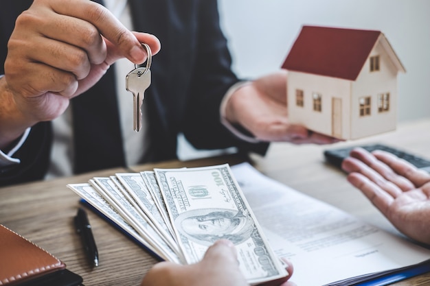 Estate broker receives money from a client after signing the rental agreement