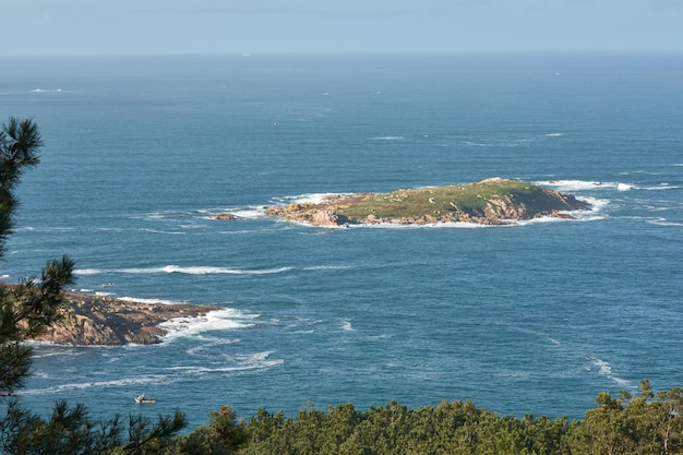 Photo the estela islands in nigrn in front of the monteferro peninsula