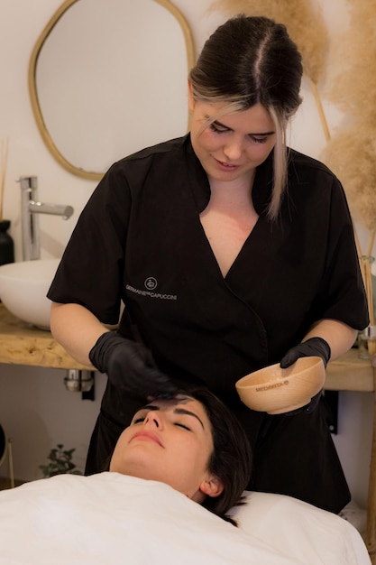 Photo esthetician performing a beauty treatment