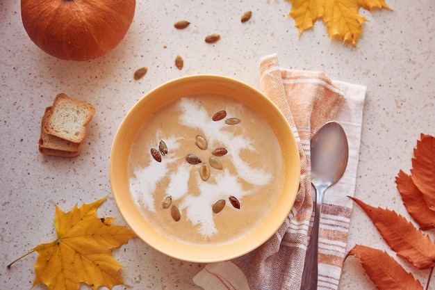 Esthetiek herfst natuurlijke vegetarische pompoenroomsoep met zaden en plantaardige room