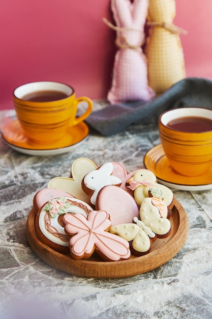 Esthetiek Pasen geglazuurde koekjes kopjes thee op de gedecoreerde tafel Vakantie theetijd