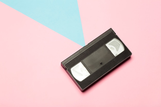 Esthetiek van de jaren 80 en 90. Videocassette (VHS) op een gekleurde achtergrond. Video, minimaal, retro concept