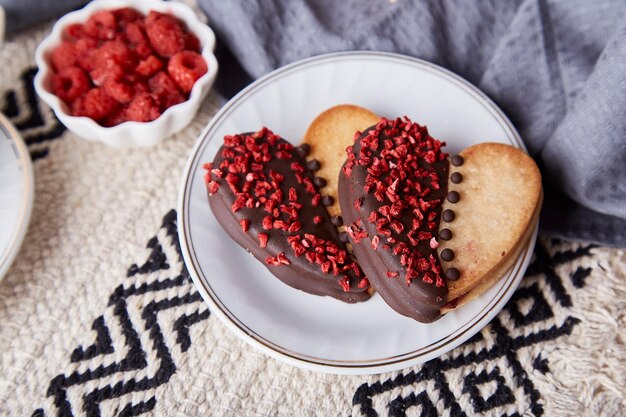 Esthetiek veganistische koekjes met frambozensmaak in vorm van hart, frambozensmaak Romantische vakantie