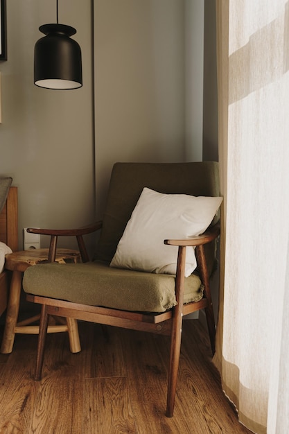Esthetisch elegant modern stijlvol slaapkamerinterieurontwerpconcept Gezellige neutrale Scandinavische comfortabele woonkamer met meubels hanglamp fauteuil Zonlicht schaduwen