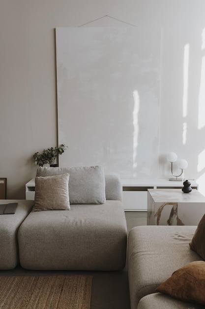Esthetisch elegant modern stijlvol woonkamer interieur design concept Gezellige neutrale Scandinavische comfortabele woonkamer met sofa kussens marmeren bijzettafel Zonlicht schaduwen op de muur