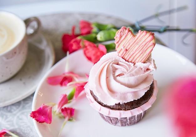 Esthetische bloemen cupcake en kopje koffie Escapisme dromerige desserts Bloemen decoratie