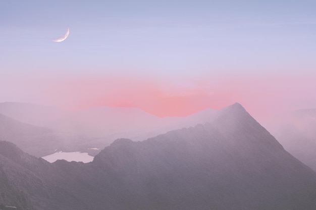 Esthetische doorzichtige achtergrond png landschap zonsondergang bergontwerp
