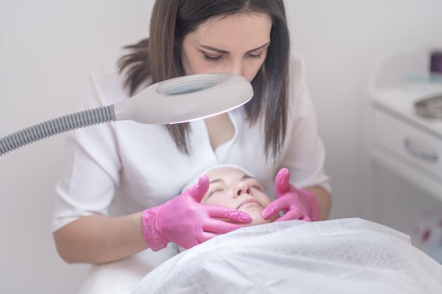 Esthetische geneeskunde kliniek schoonheidsspecialiste gezichtsbehandelingen inclusief peeling en liftende massages