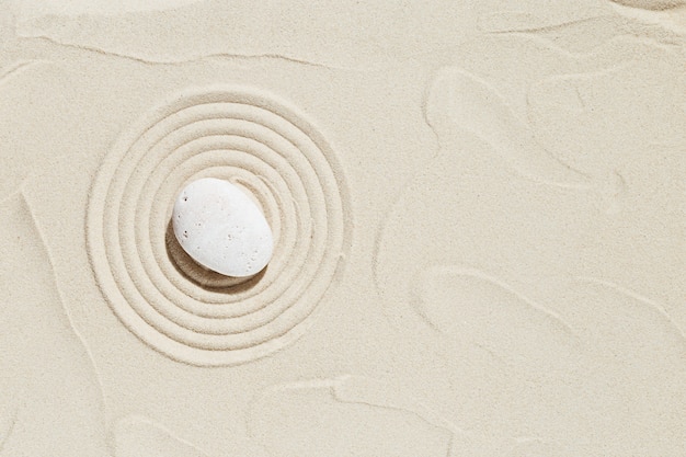 Esthetische minimale achtergrond met zensteen op zandpatroon in japanse zen garden