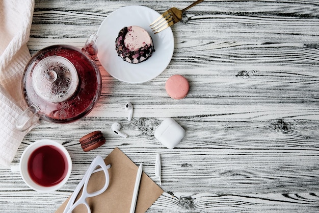 Esthetische vrouwen plat lag glutenvrije en suikervrije roze cake met theeglazen oortelefoons en knutselkaart Gezond veganistisch dessert Vrouwelijke levensstijl