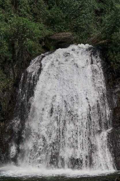 Estyube-waterval bij meer teletskoye in het altai-gebergte