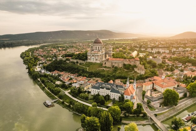 Foto esztergom hongarije de basiliek van onze-lieve-vrouw in esztergum aan de rivier de donau ontdek de schoonheden van hongarije