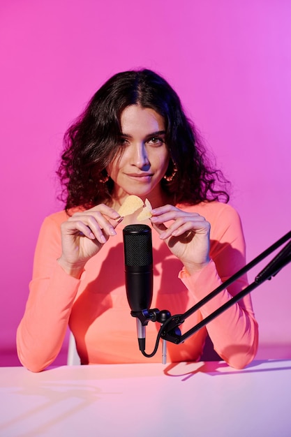 Eten ASMR Blogger Portret in Studio