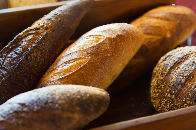 eten, bakken, junkfood en ongezond eten concept - close-up van broodbroden bij de bakkerij