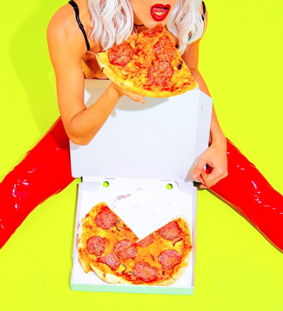 Eten creatieve minimal art Pizza Lover concept Sexy Blonde Lady