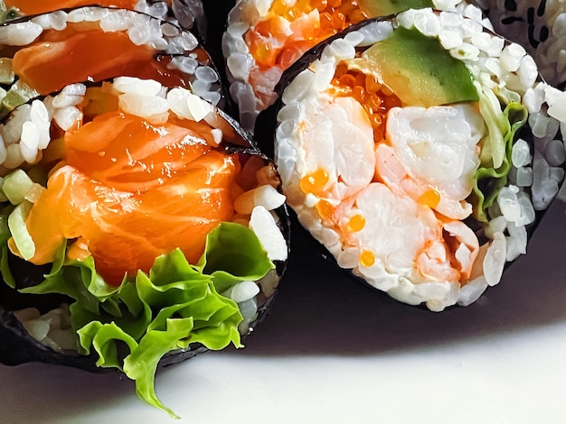 Eten en dieet japanse sushi in een restaurant aziatische keuken als maaltijd voor lunch of diner smakelijk recept