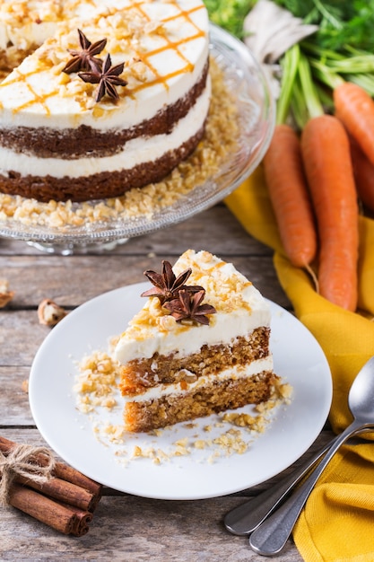 Eten en drinken concept. Gezonde zelfgemaakte worteltaart met walnoten, noten en kruiden op een rustieke keukentafel. Paasdessert