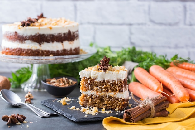 Eten en drinken concept. Gezonde zelfgemaakte worteltaart met walnoten, noten en kruiden op een rustieke keukentafel. Paasdessert