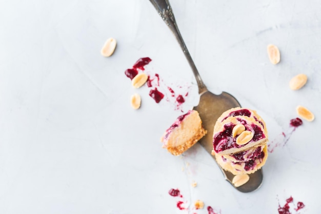 Eten en drinken gezonde levensstijl eten dieet en voeding snack superfood concept Handgemaakt niet bakken rauw veganistisch eiwit energie pindakaasrepen of cheesecakes op een keukentafel Bovenaanzicht