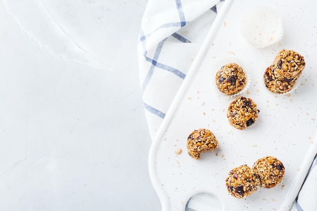 Eten en drinken gezonde levensstijl eten dieet en voeding snack superfood concept Handgemaakte rauwe veganistische eiwit energie ballen met sesamzaadjes droge cranberry noten honing kopie ruimte achtergrond