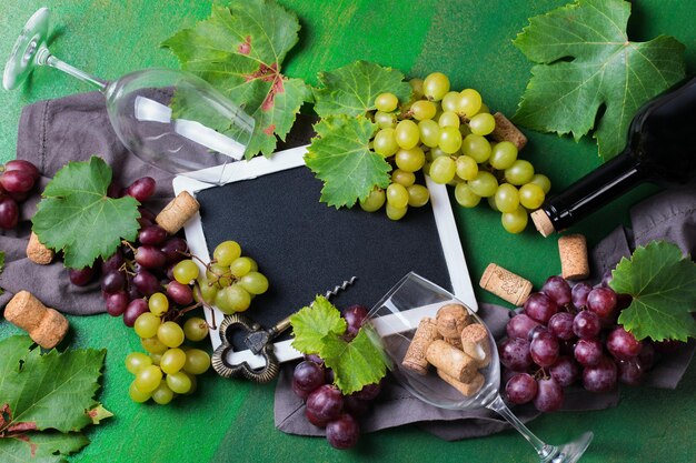 Foto eten en drinken, oogst herfst herfst concept. wijnproeverij, degustatie, uitnodigingskaart met symbolen - wijnstok, fles, glazen, kurkentrekker. ruimte achtergrond kopiëren