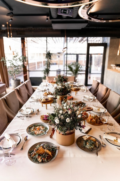 Eten en drinken op tafel in het restaurant op de trouwdag luxe