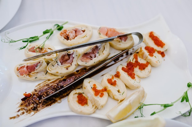 Eten Feestelijke tafel met gerechten Schotel Bovenaanzicht