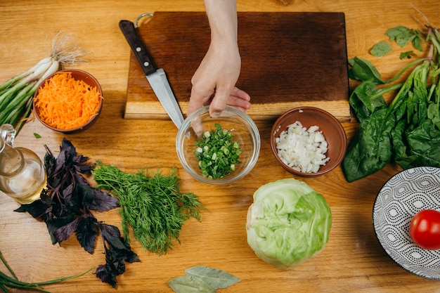 Foto eten fotografie. een groentesalade maken