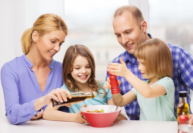 eten, gezin, kinderen, geluk en mensenconcept - gelukkig gezin met twee kinderen die thuis eten