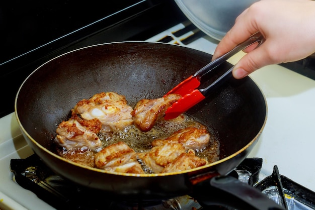 Eten koken in wok in tandyr in een koekenpan gebakken vlees