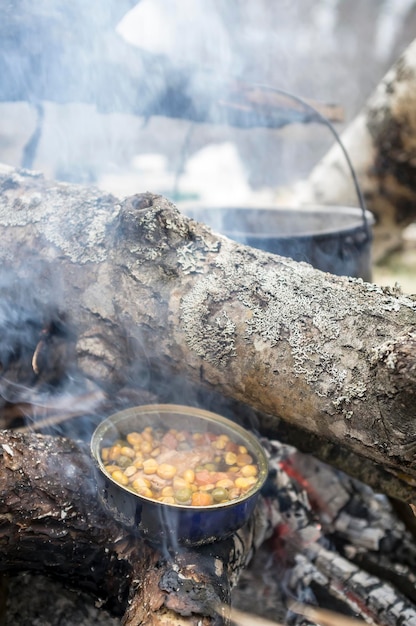 Eten koken op de brandstapel