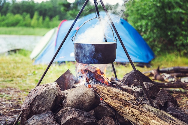 Eten koken op een vuur in een pot