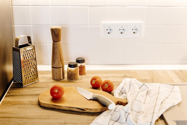 Eten koken op modern keukenmes op houten snijplank met groenten kruidenrasp op houten tafelblad aan gootsteen met water Thuis eten Stijlvol keukenmeubilair