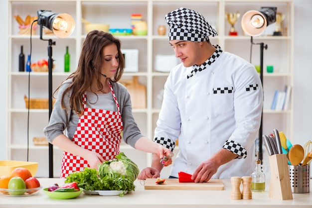 Eten koken tv-show in de studio