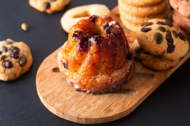 Eten Ontbijt of snack Gugelhupf, Kougelhopf, kouglof gist Bundt-ringcake met koekjes op zwart