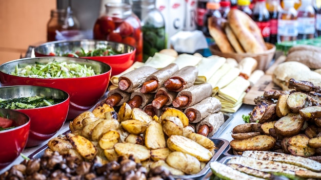 Eten op het festival van straatvoedsel.