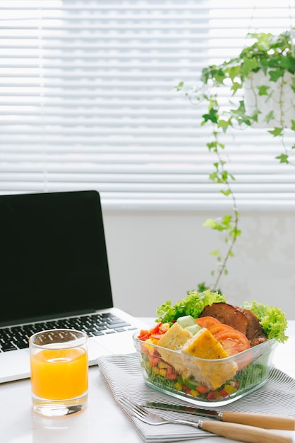 Eten op kantoor. Gezonde lunch voor op het werk.