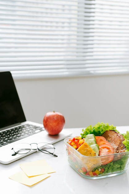 Eten op kantoor. Gezonde lunch voor op het werk.