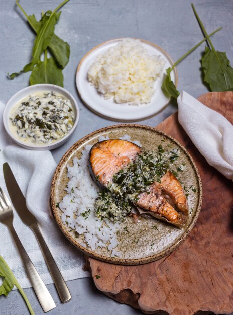 eten op tafel in keramische schalen